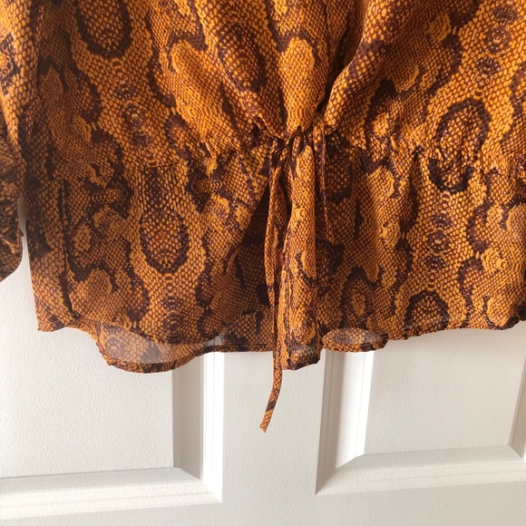 NWT fun print blouse with fitted belt waist - Picture 5 of 7